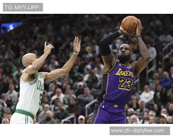 勇士与湖人激战正酣虎扑热议精彩瞬间与球员表现分析